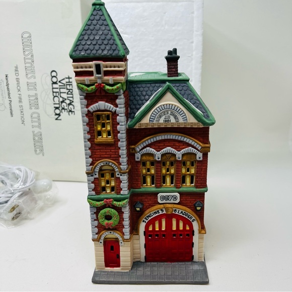 NEW DEPARTMENT 56 “RED BRICK FIRE STATION” CHRISTMAS IN THE CITY - Picture 2 of 15